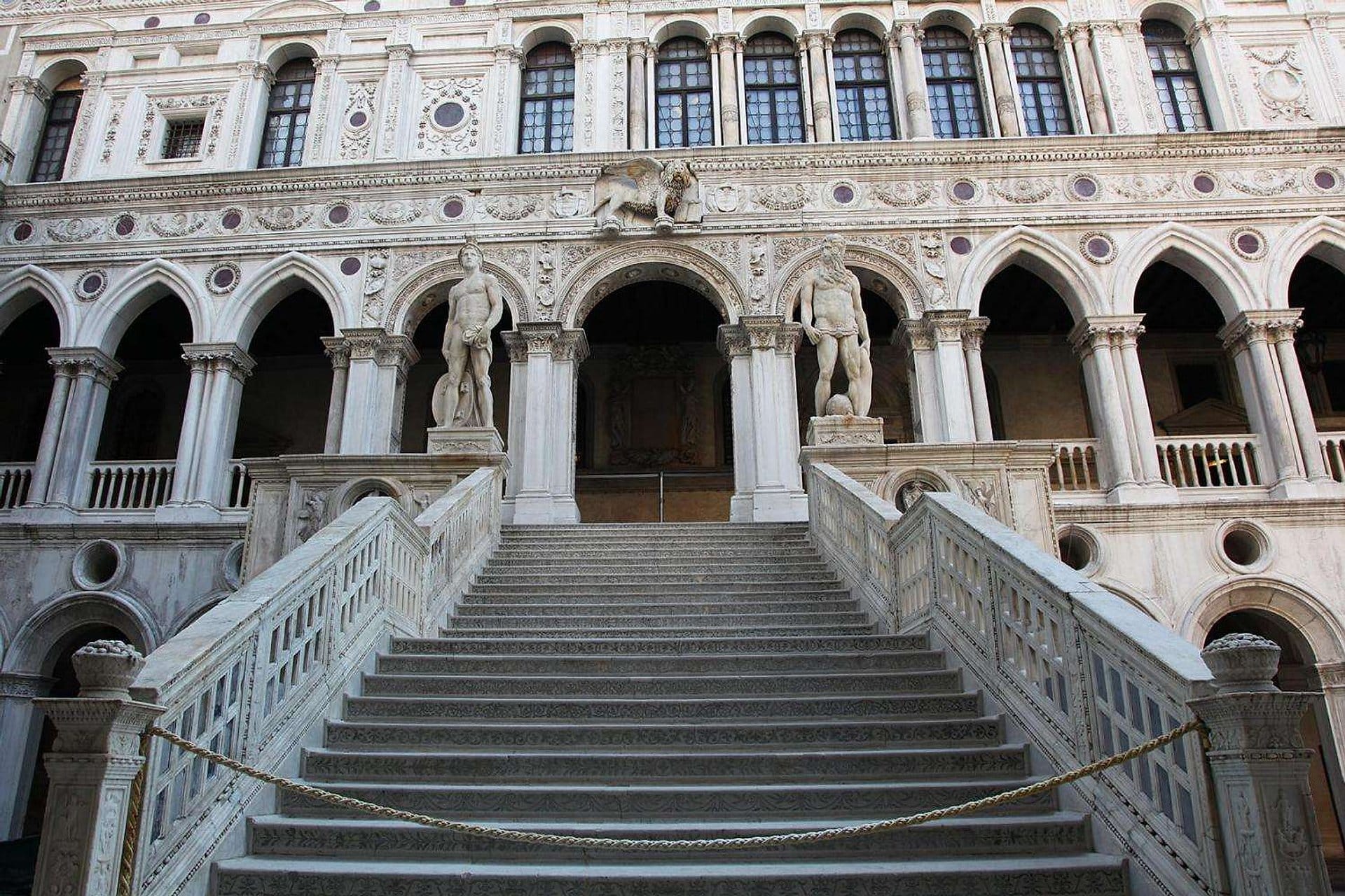 Palacio Ducal y San Marcos en español