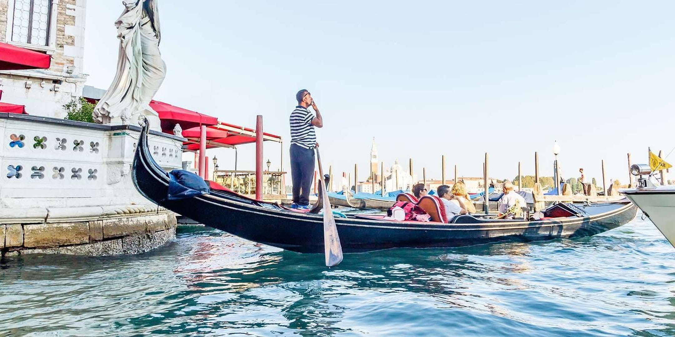 Paseo en góndola por los canales de Venecia