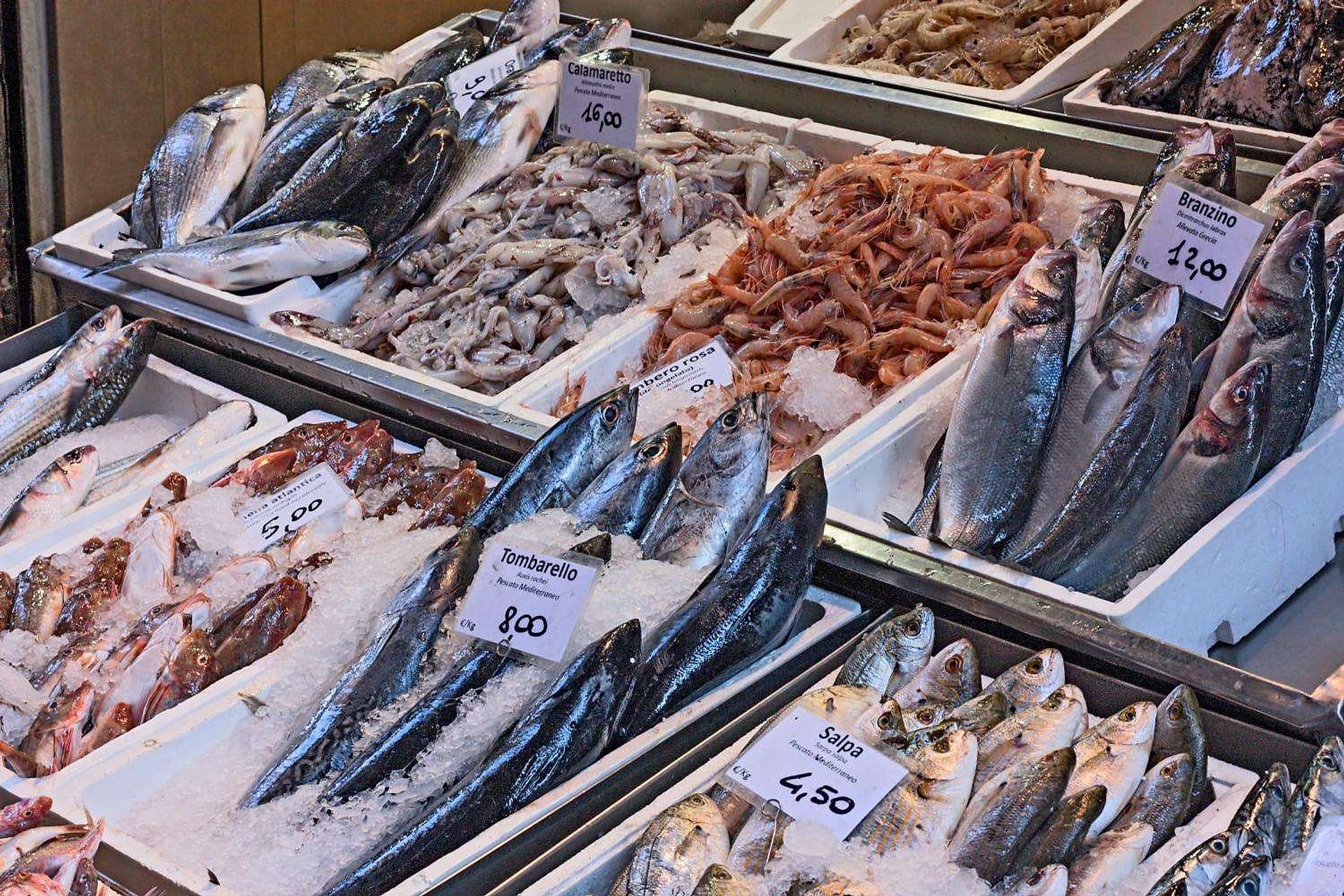 Mercado, cocina y vinos con un local