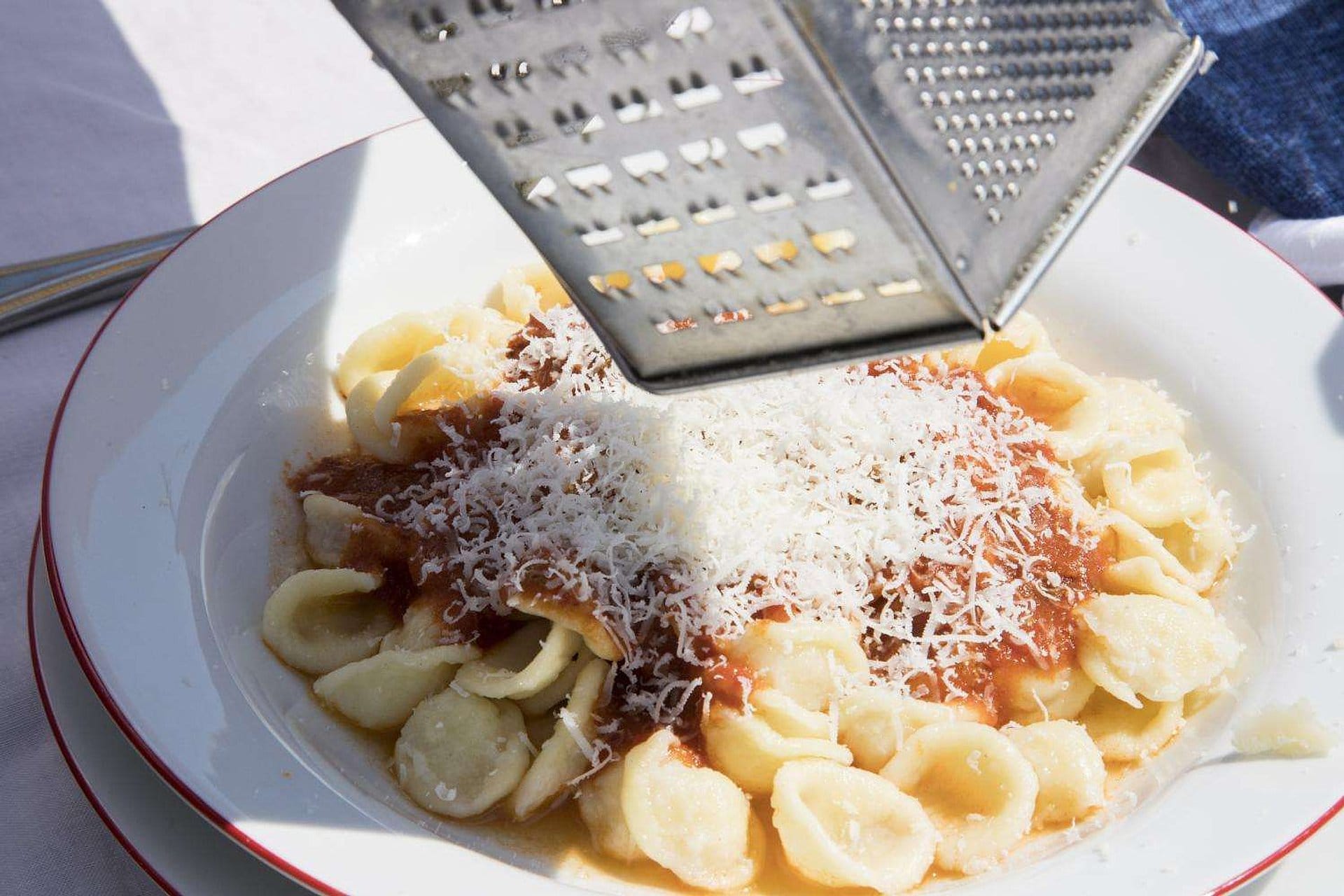 Pasta y tiramisú en grupo pequeño, Matera