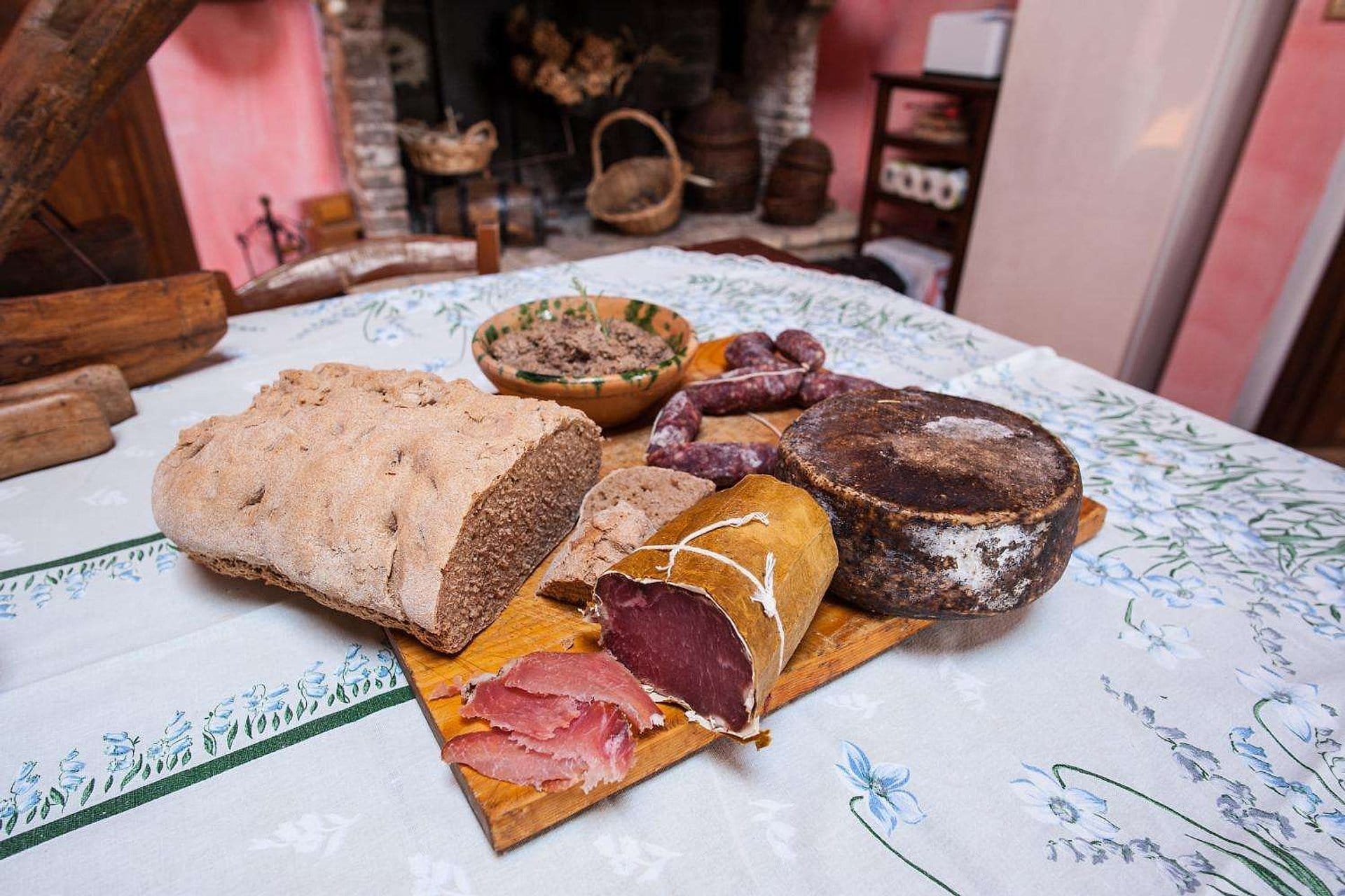 Comida callejera en grupo pequeño en Matera