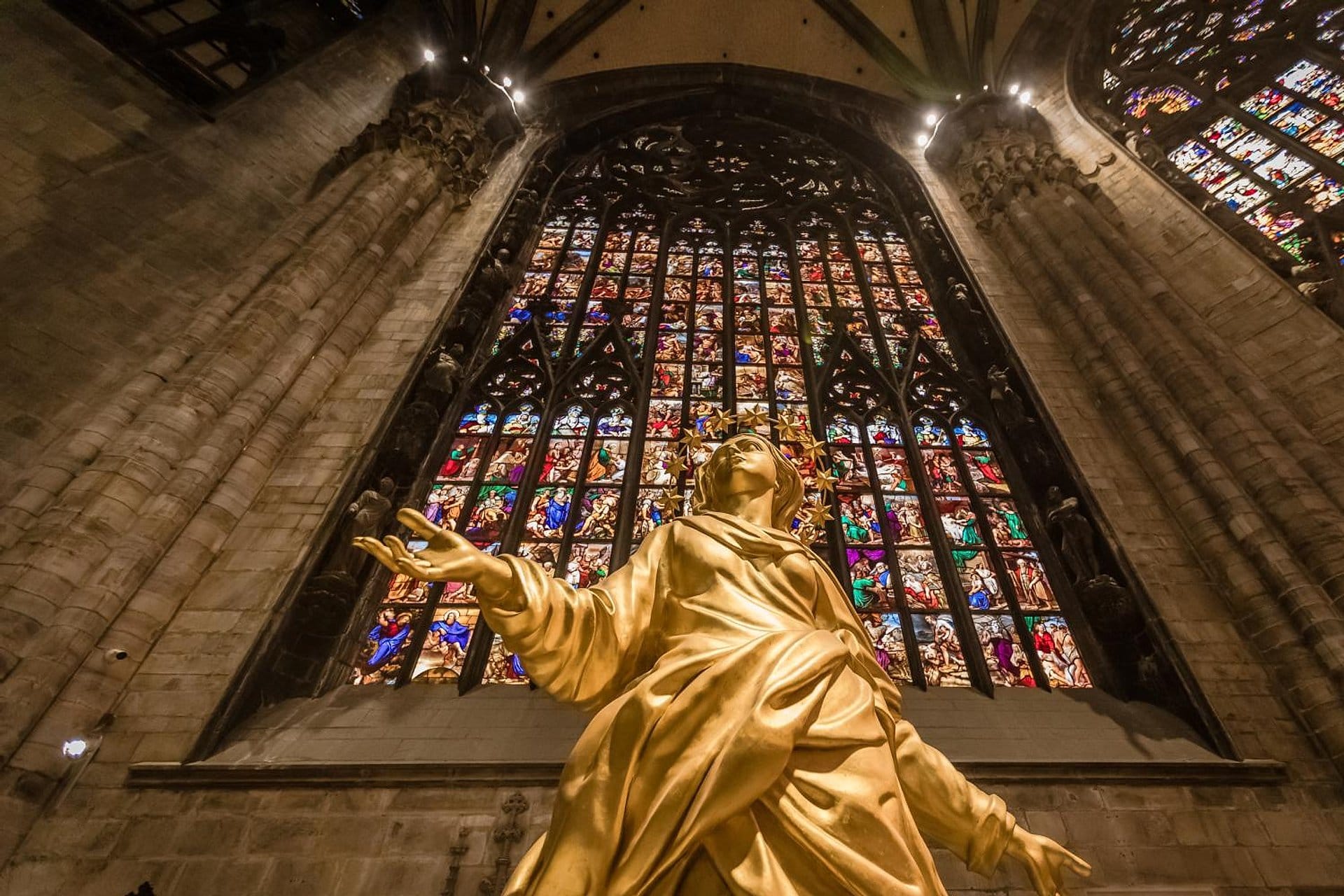 Duomo de Milán sin filas, en español
