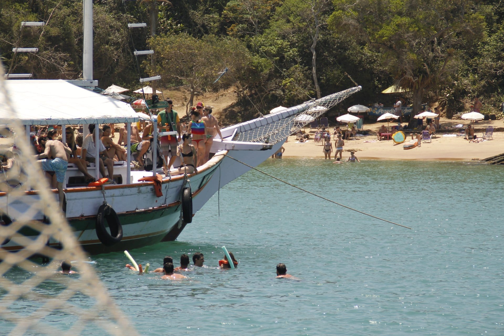 Búzios: barco y trolley con almuerzo