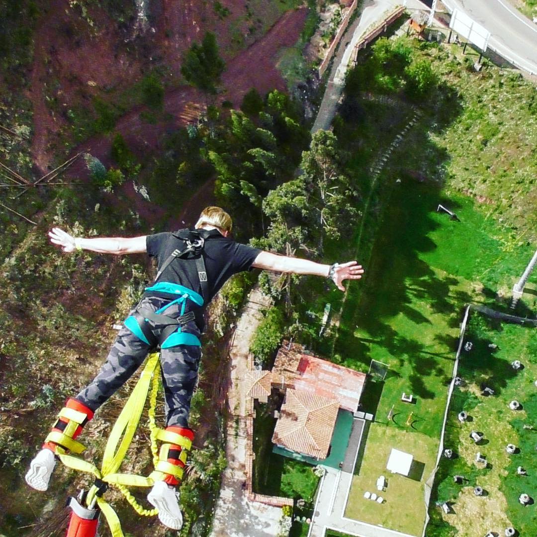 Salto en bungee sobre cañones peruanos