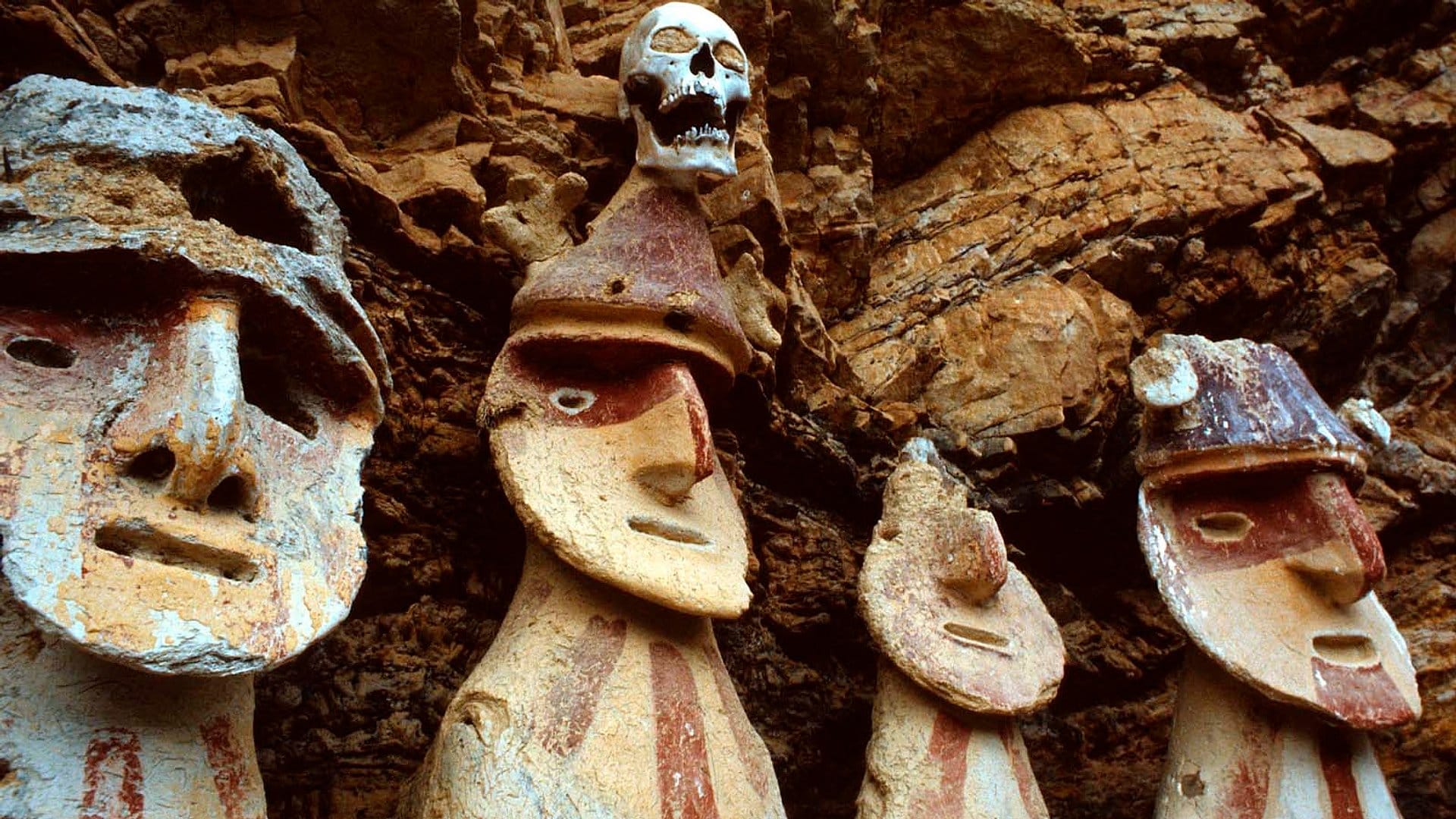 Sarcófagos de Karajía y cuevas de Quiocta