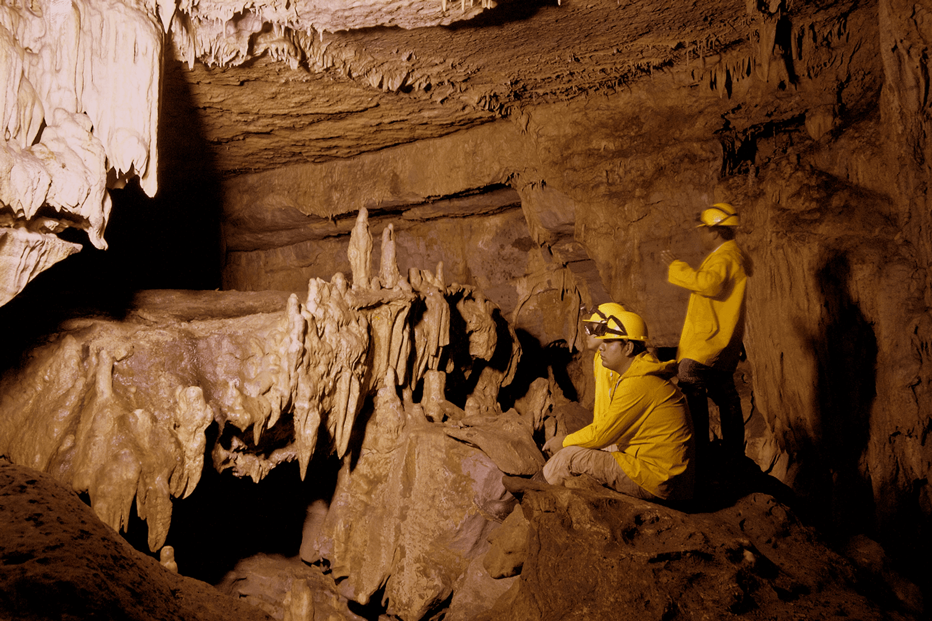 Explorando la cueva de Palestina