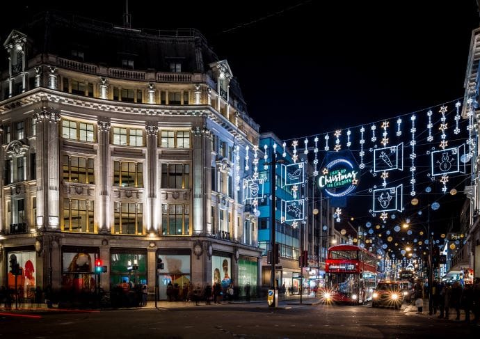 Luces navideñas cantando con comida y bebida