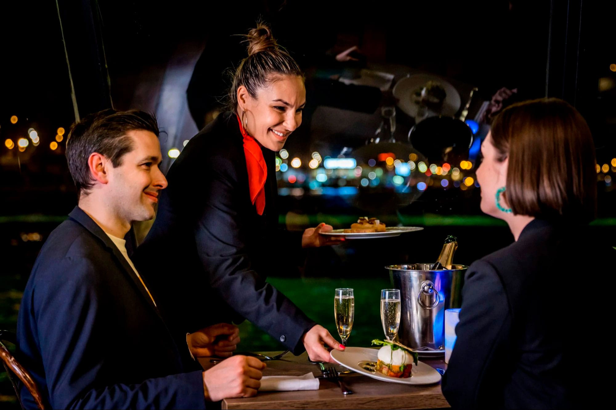 Cena romántica en el Sena, mesa en ventana
