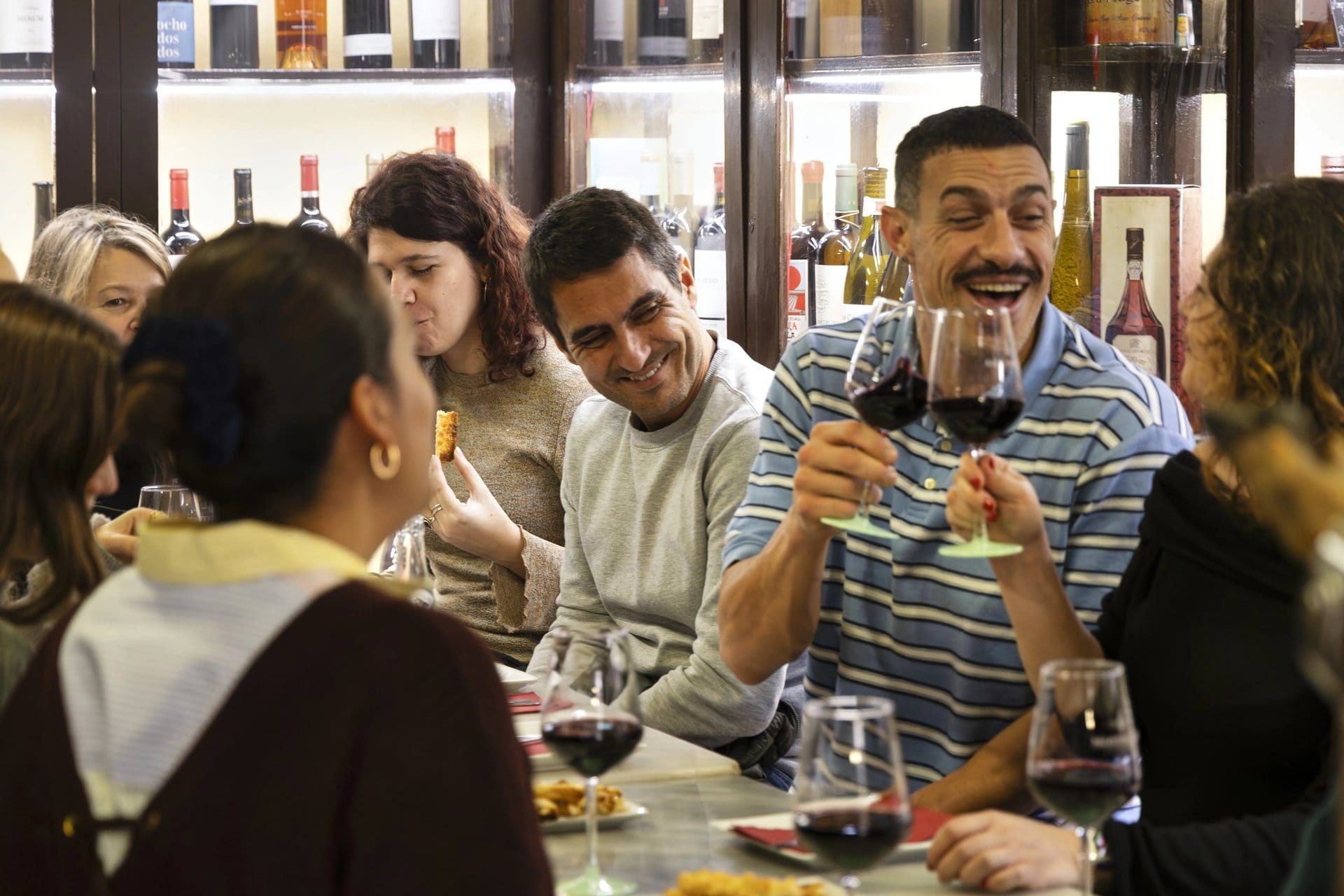 Tapas y vino en el centro histórico