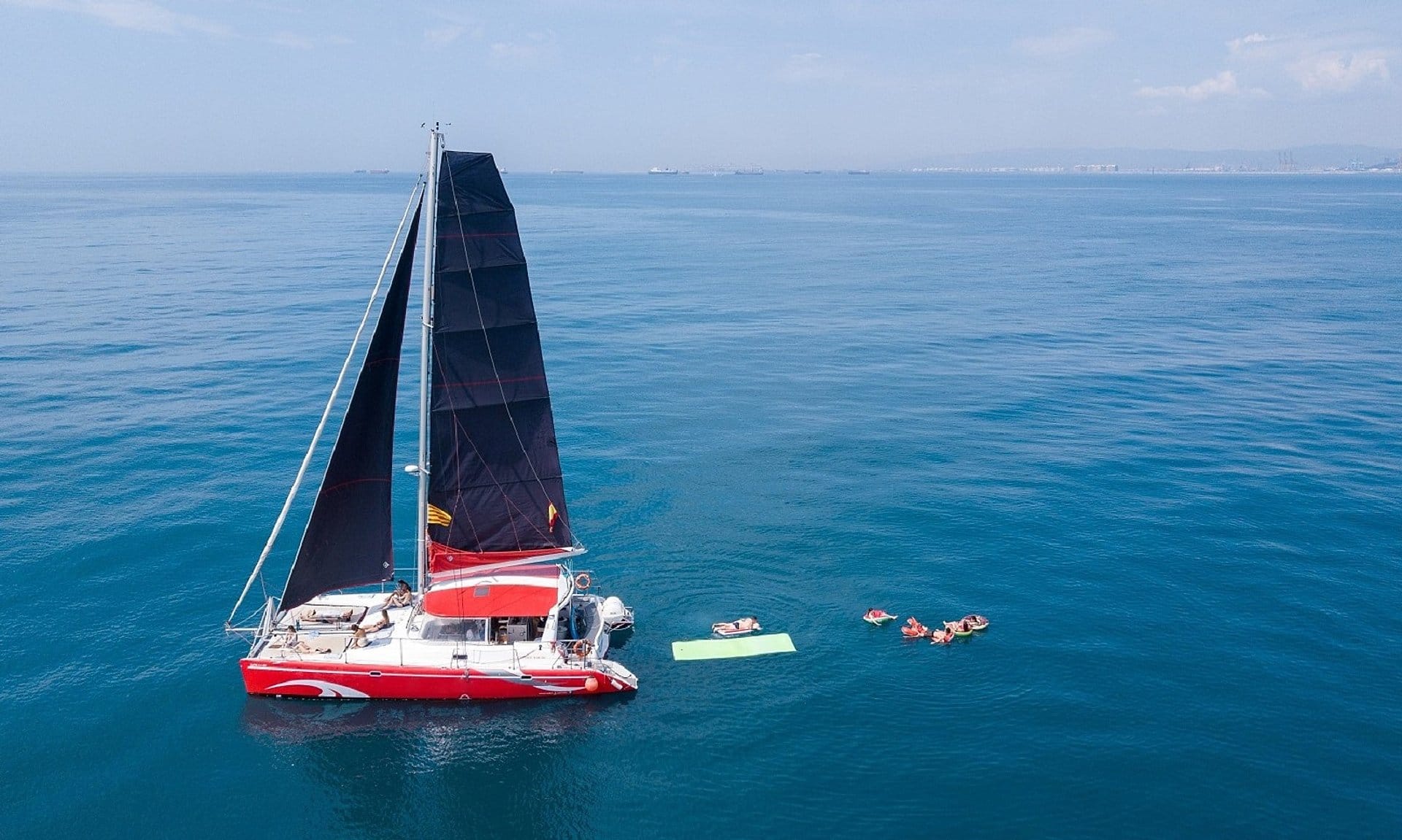 Catamarán exclusivo con tapa y bebida