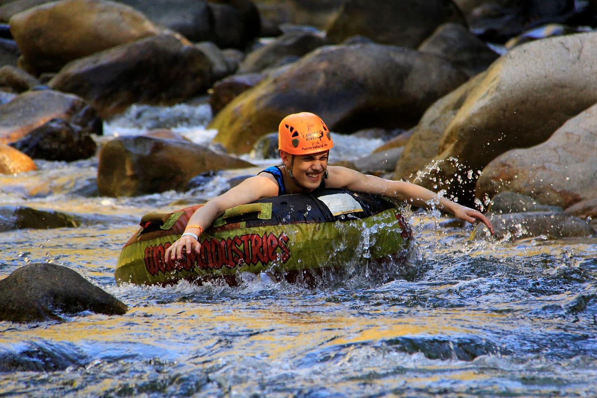 Expedición fluvial con tirolinas y rafting