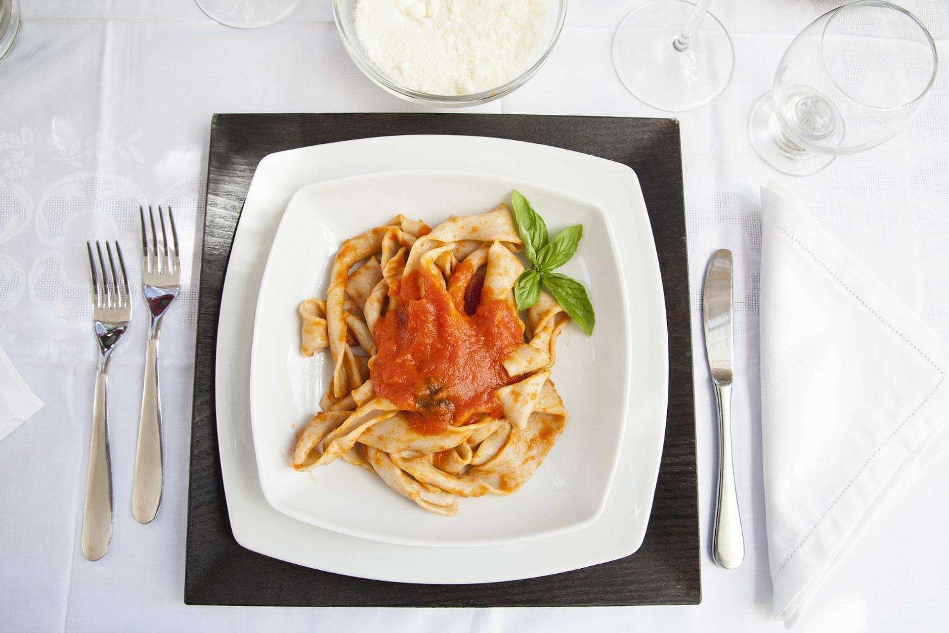 Pasta y tiramisú en casa de un local - Imagen 2