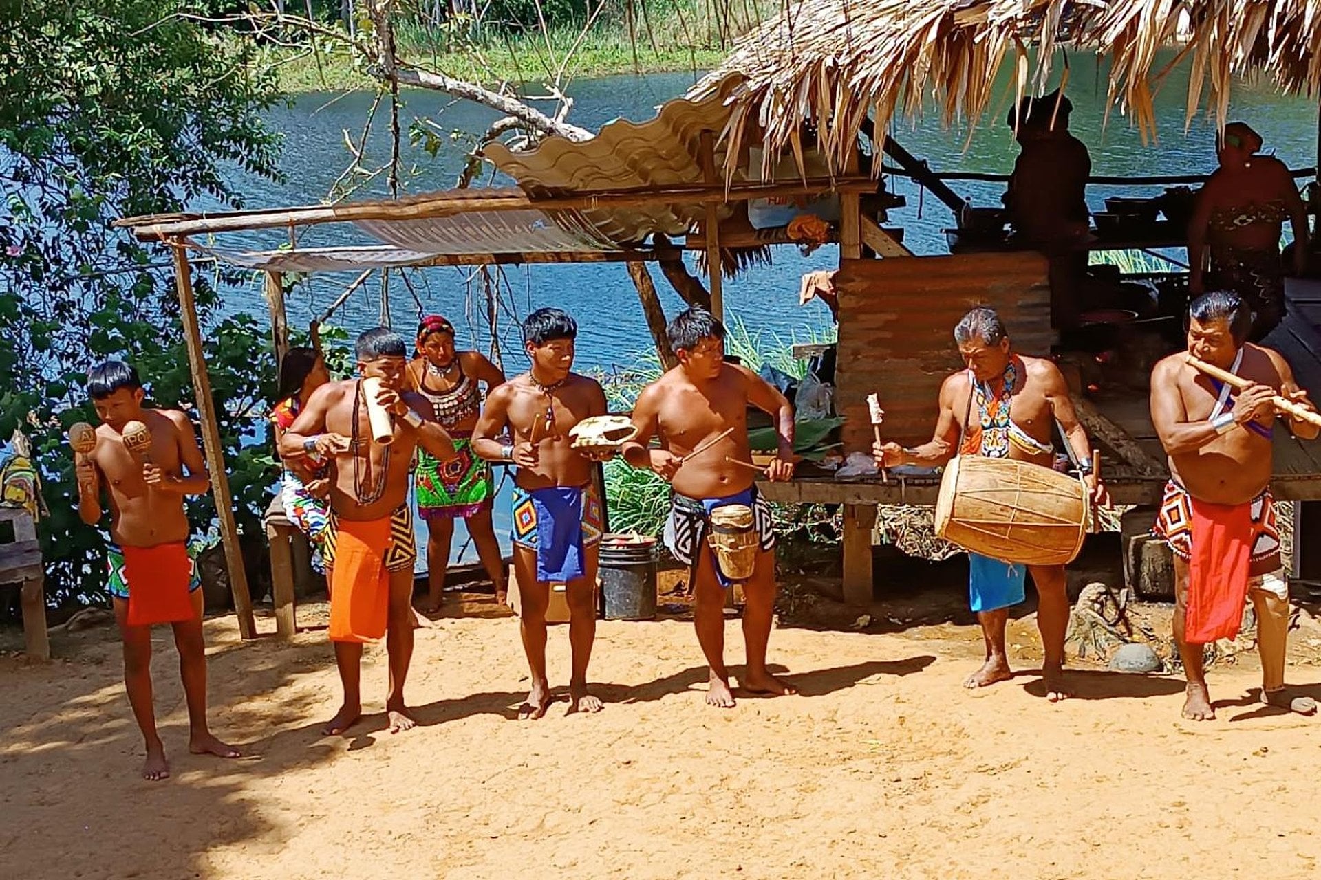 Cultura Emberá: canoa y cascadas - Imagen 3