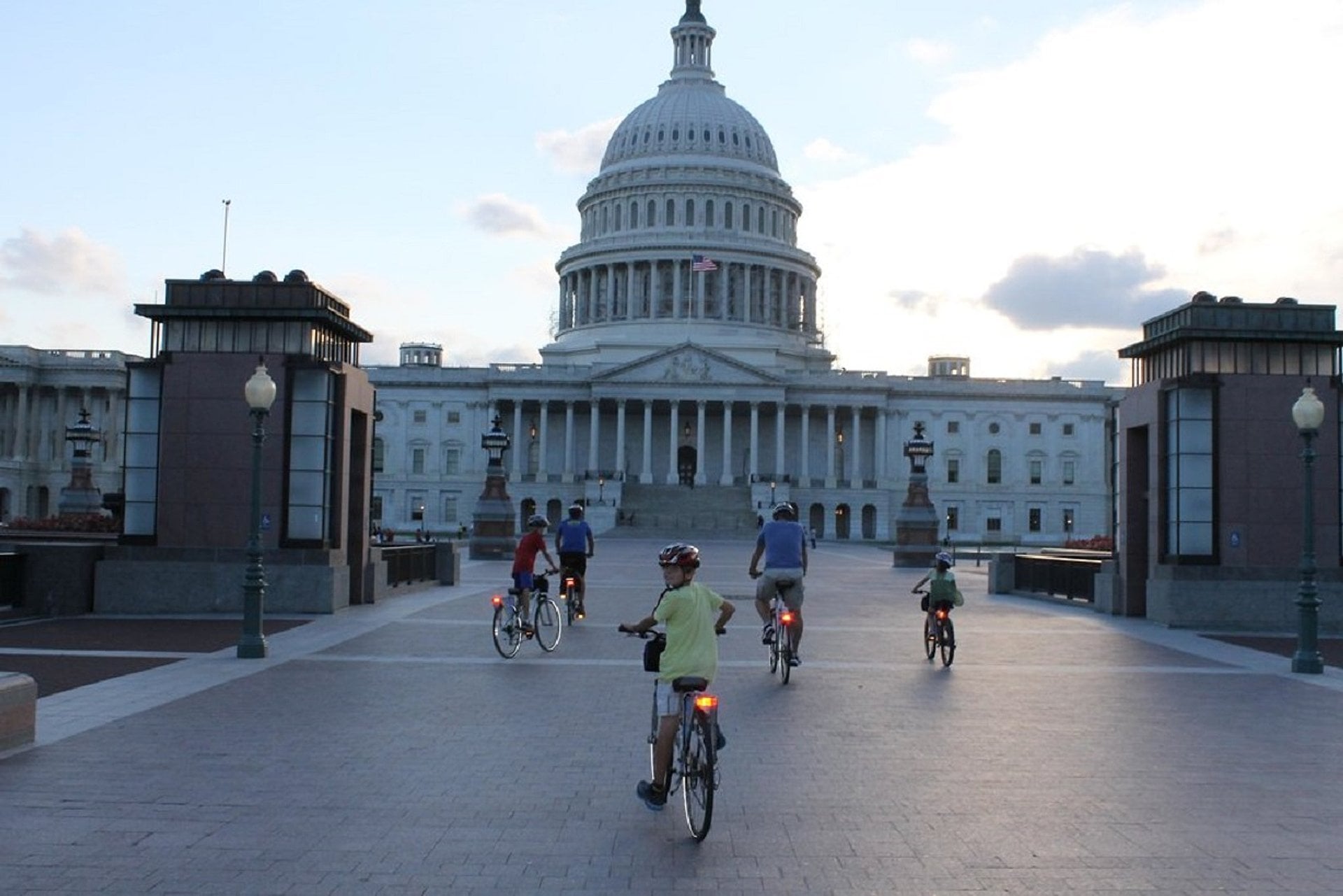 Bici nocturna por monumentos y memoriales - Imagen 2