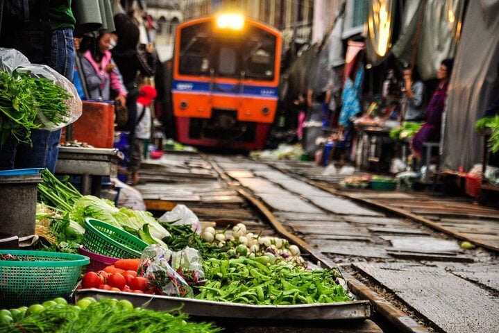 Mercado del tren Maeklong con almuerzo - Imagen 2