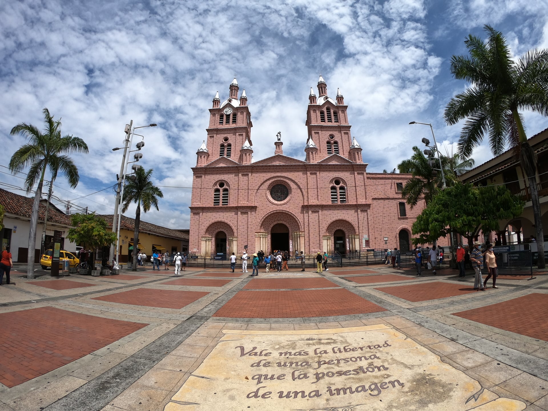 Milagroso de Buga: visita religiosa - Imagen 2