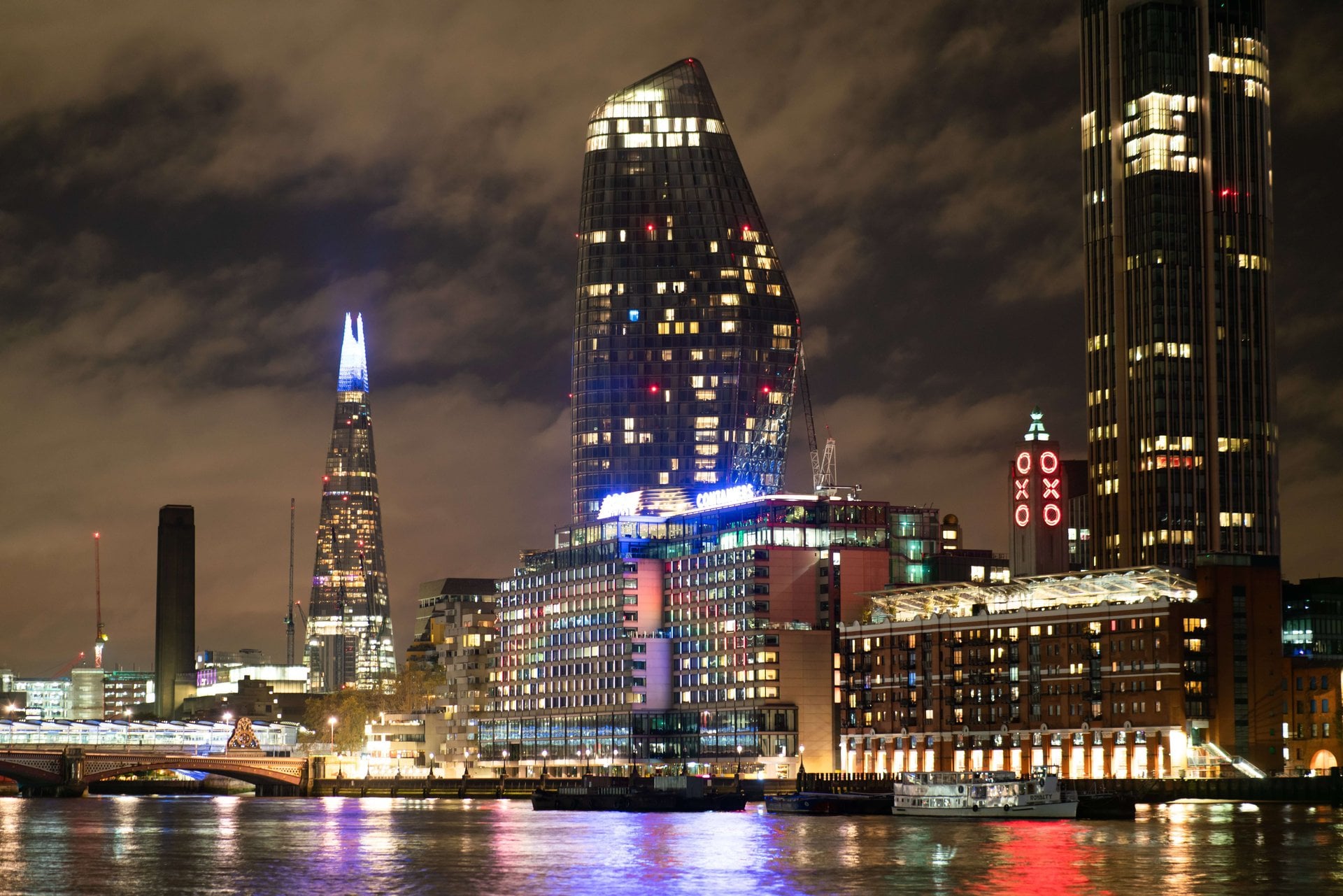 Londres de noche: barco por el río iluminado - Imagen 3