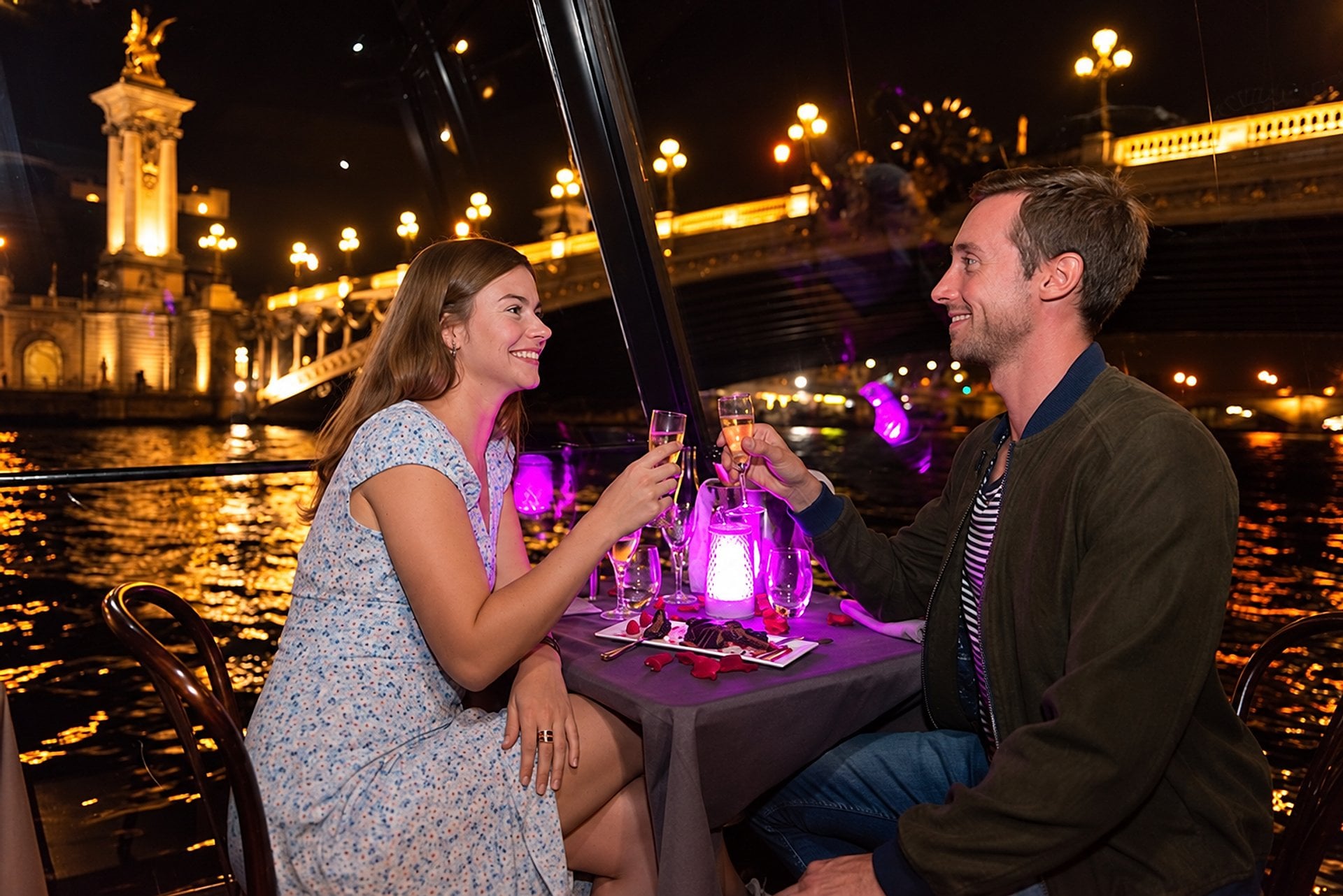 Cena romántica en el Sena, mesa en ventana - Imagen 2