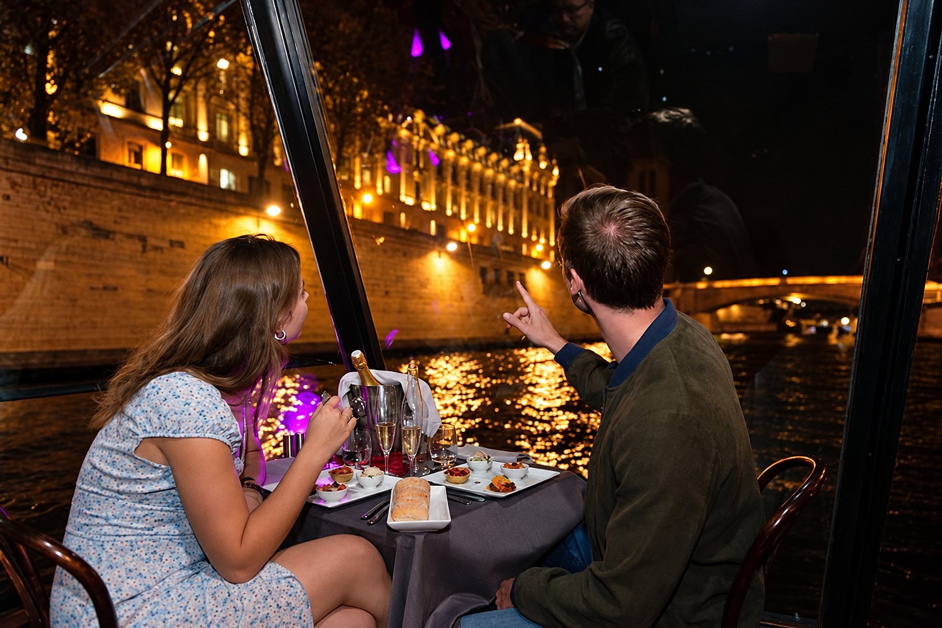 Cena romántica en el Sena, mesa en ventana - Imagen 3