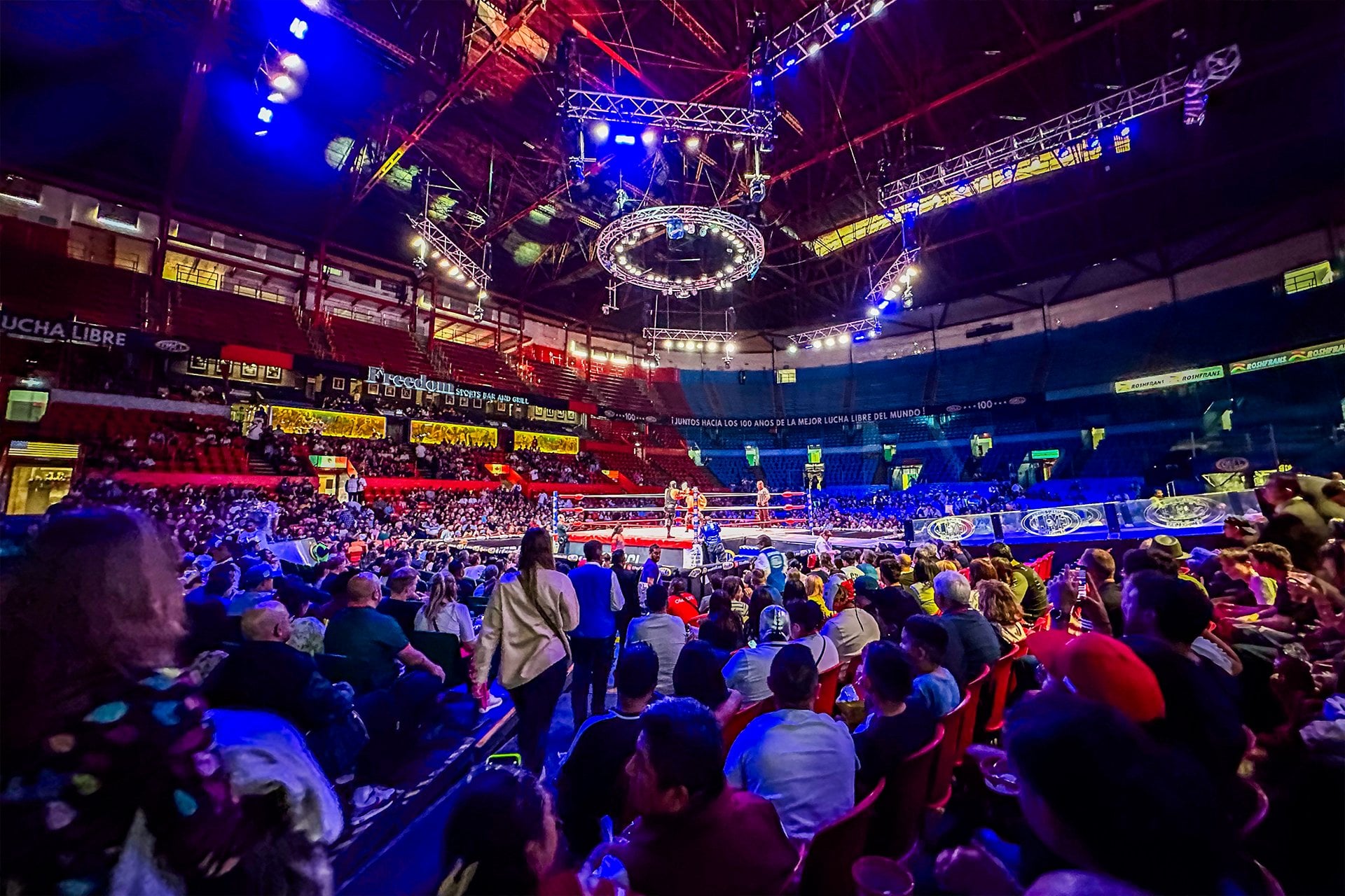 Lucha Libre: a pie, tequila, mezcal y show - Imagen 3
