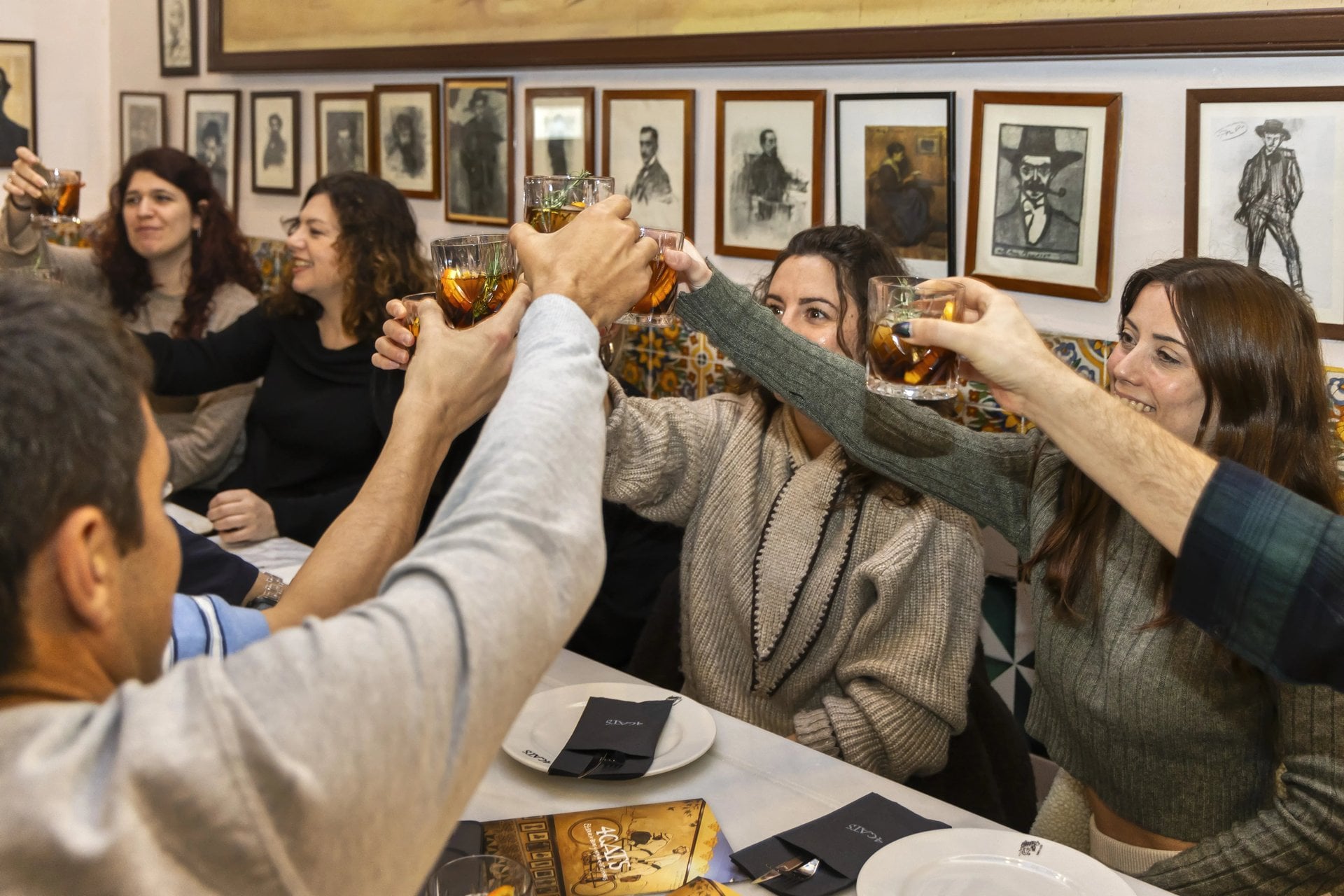 Tapas y vino en el centro histórico - Imagen 2