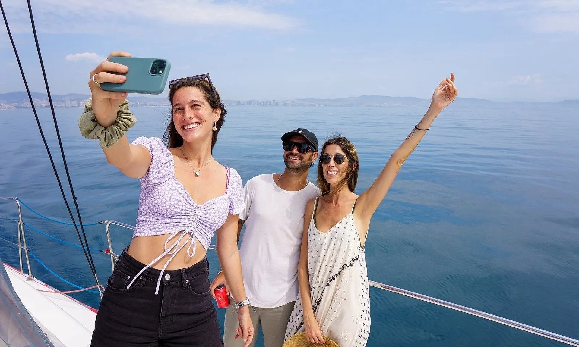 Catamarán exclusivo con tapa y bebida - Imagen 2