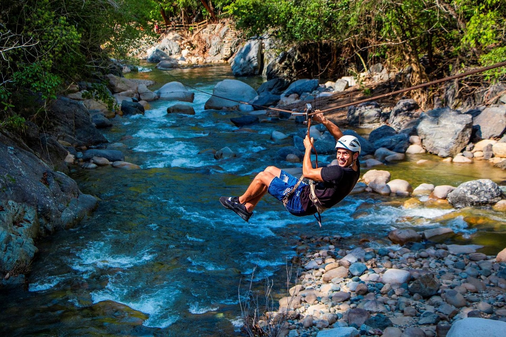 Expedición fluvial con tirolinas y rafting - Imagen 2