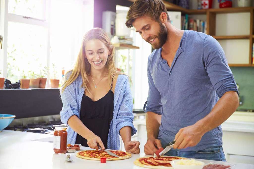 Pizza italiana hecha con sus manos - Imagen 2