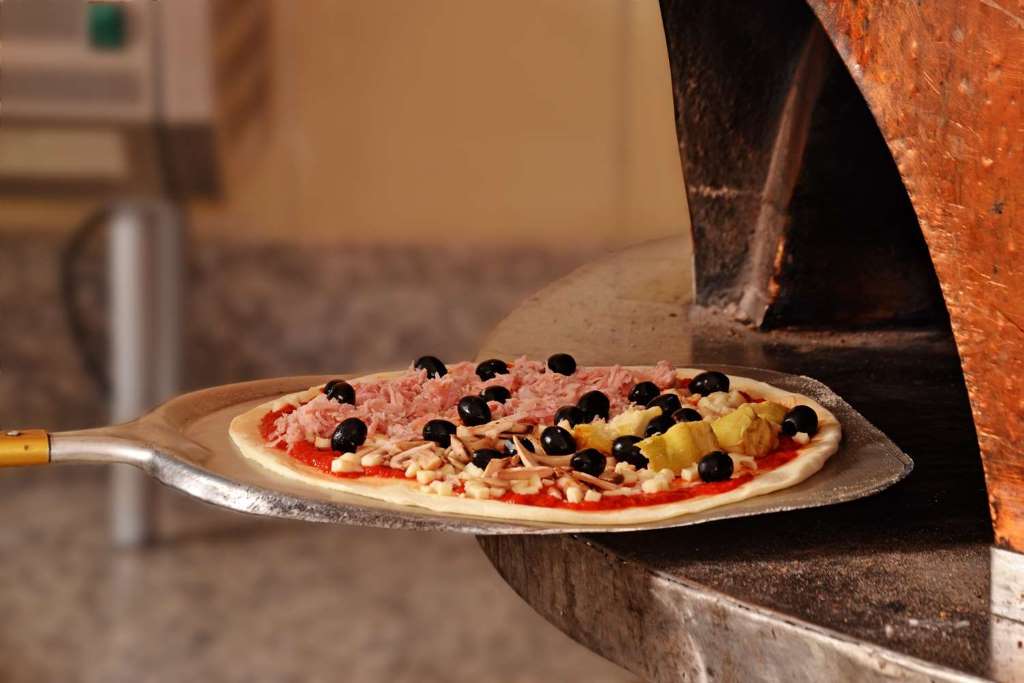 Pizza italiana hecha con sus manos - Imagen 4