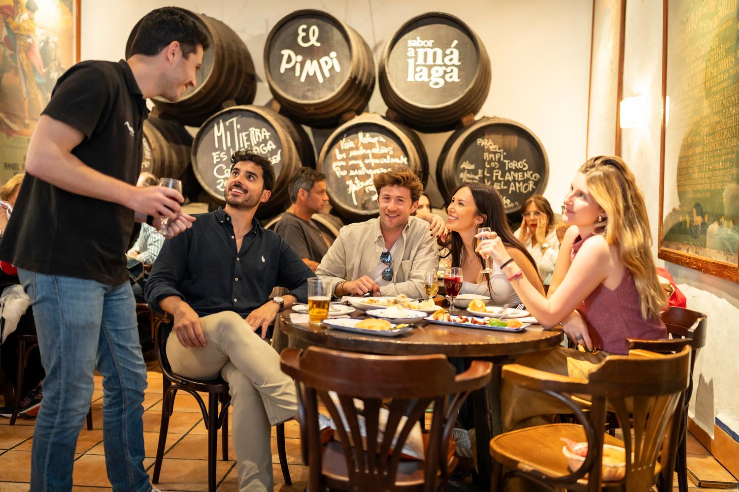 Málaga: tapas, vino y terrazas premium - Imagen 1