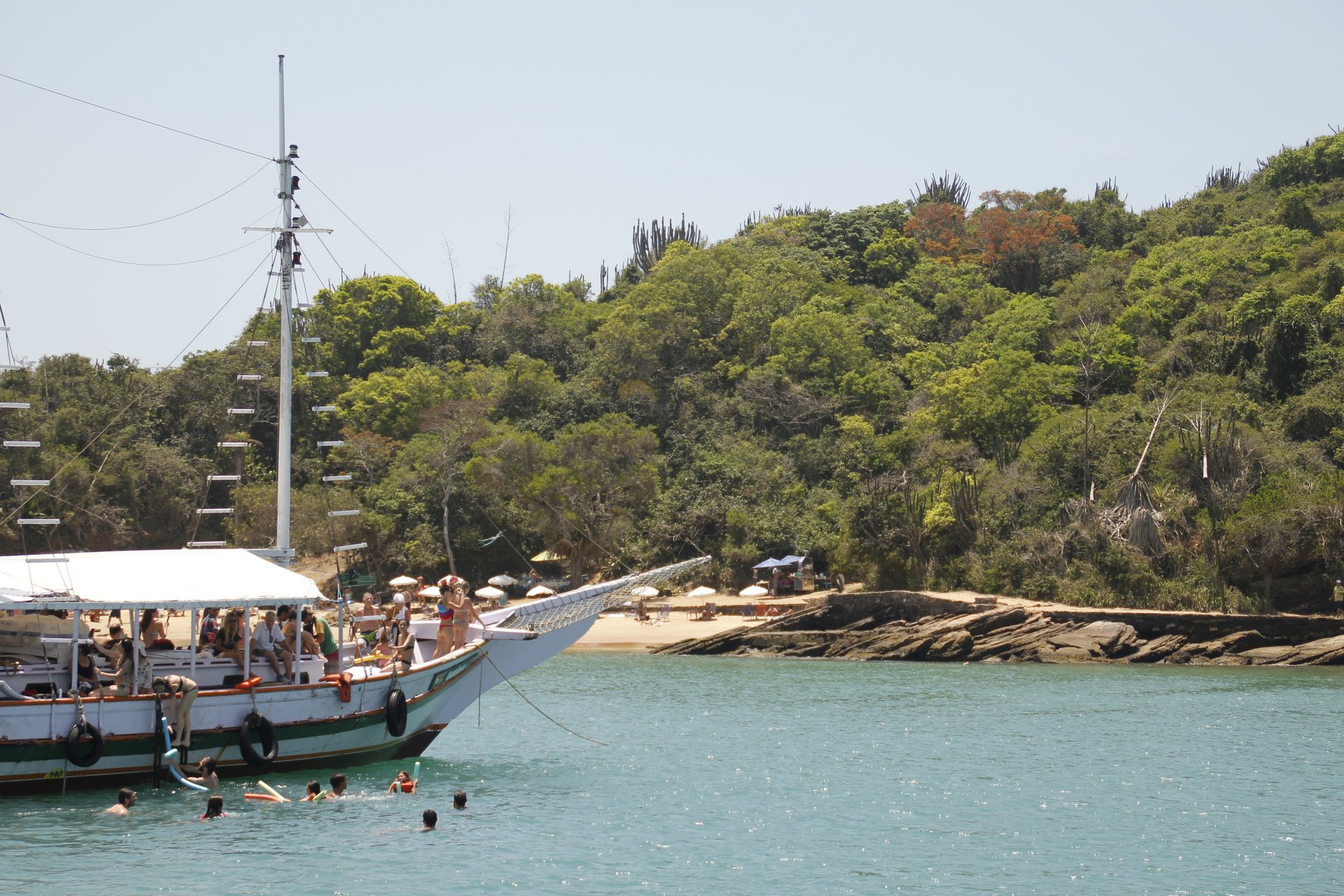 Búzios: bote y trolley con almuerzo - Imagen 1