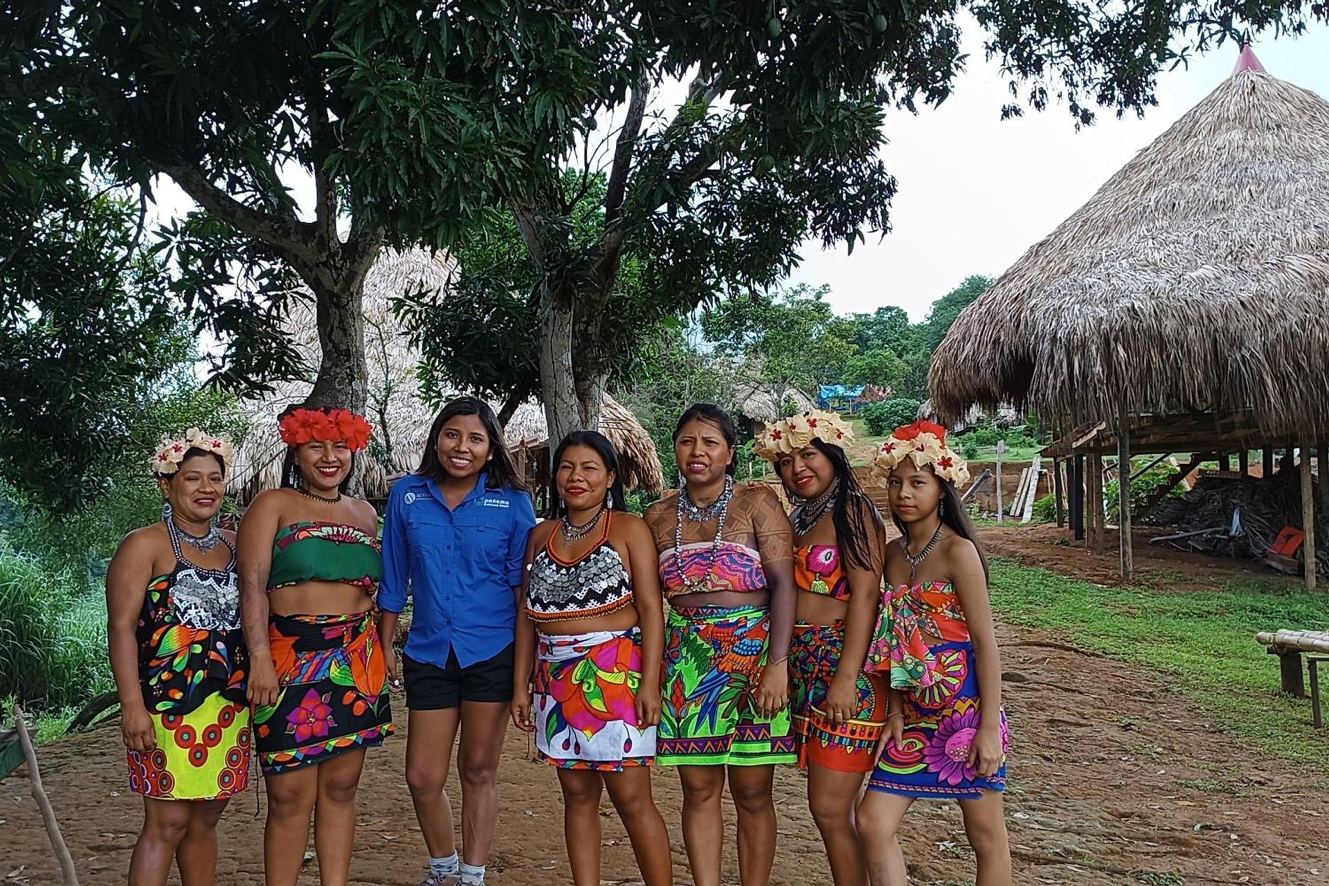 Cultura Emberá: canoa y cascadas - Imagen 1
