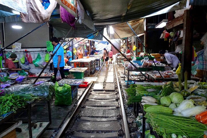 Mercado del tren Maeklong con almuerzo - Imagen 1