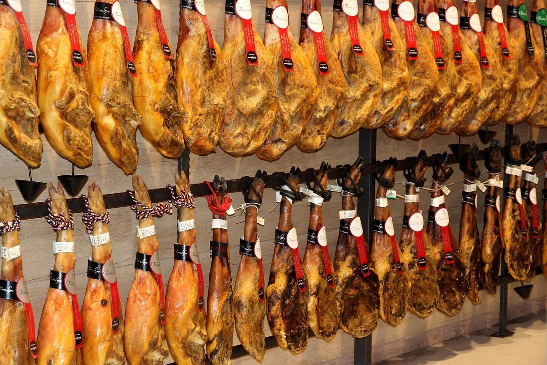 Trevélez y fábrica de secado de jamones - Imagen 1
