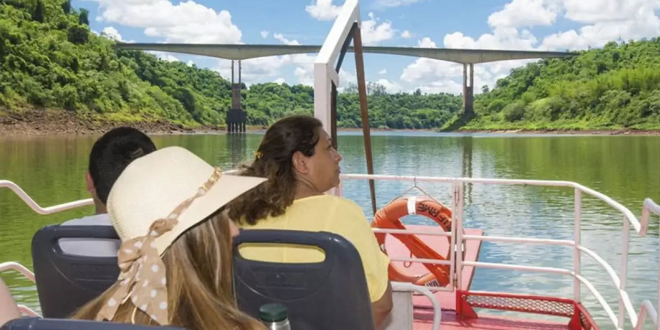 Puerto Iguazú: navegación por tres fronteras - Imagen 1