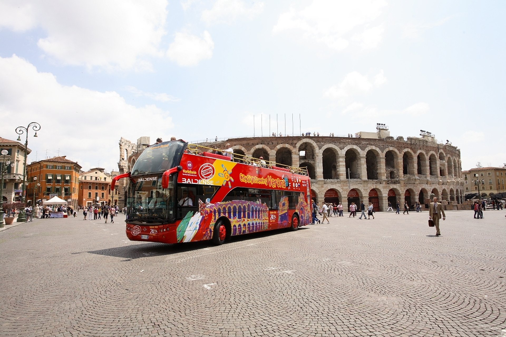 Bus turístico por la ciudad de Verona - Imagen 1