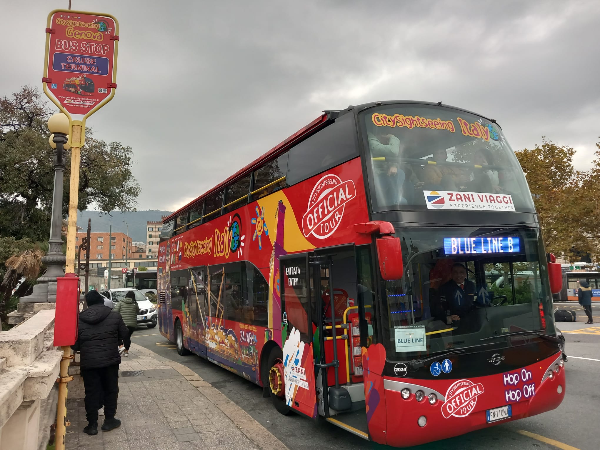 Bus turístico por la ciudad de Génova - Imagen 1