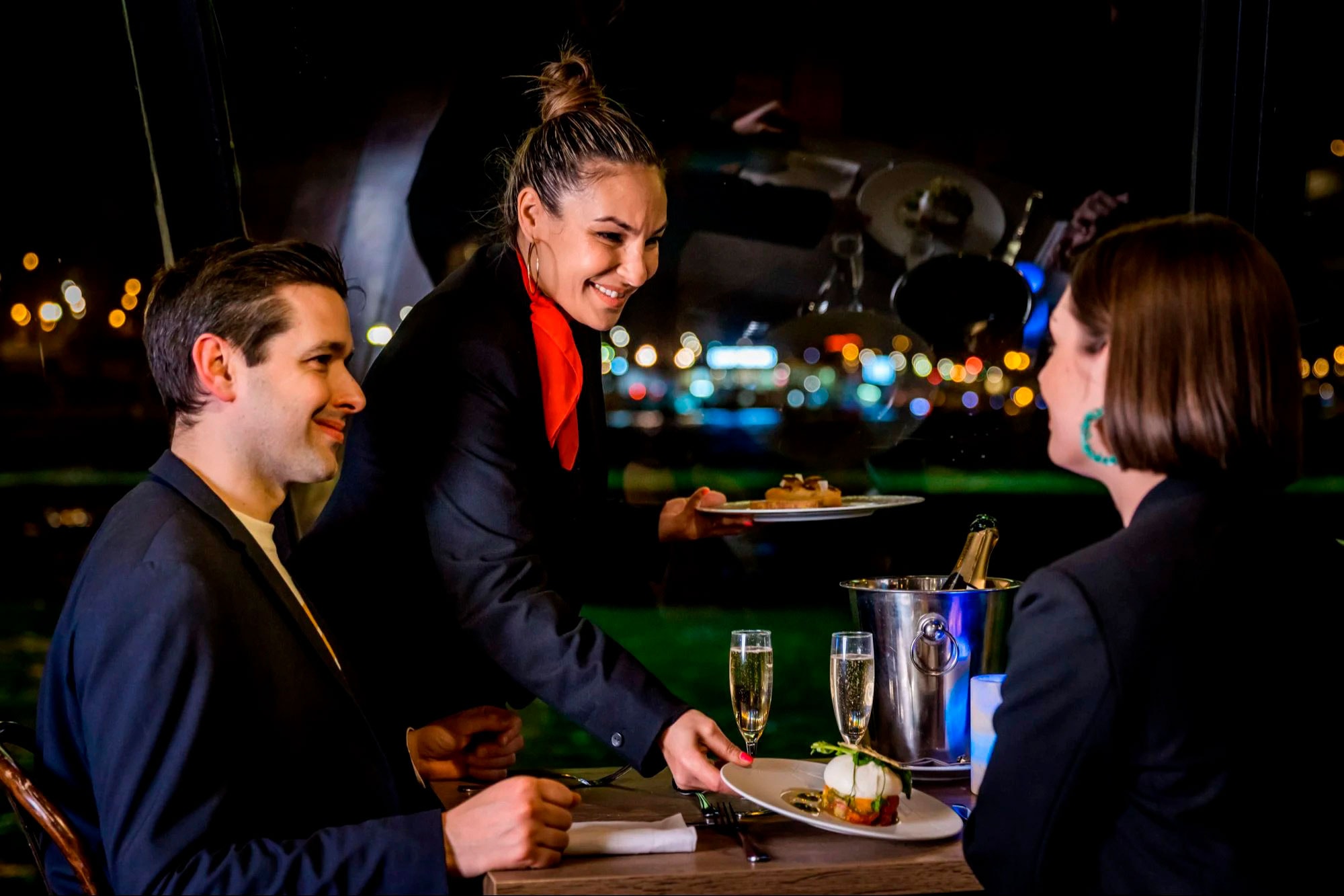 Cena romántica en el Sena, mesa en ventana - Imagen 1