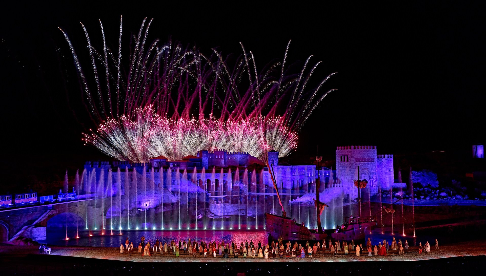 Puy du Fou y show nocturno con traslado - Imagen 1
