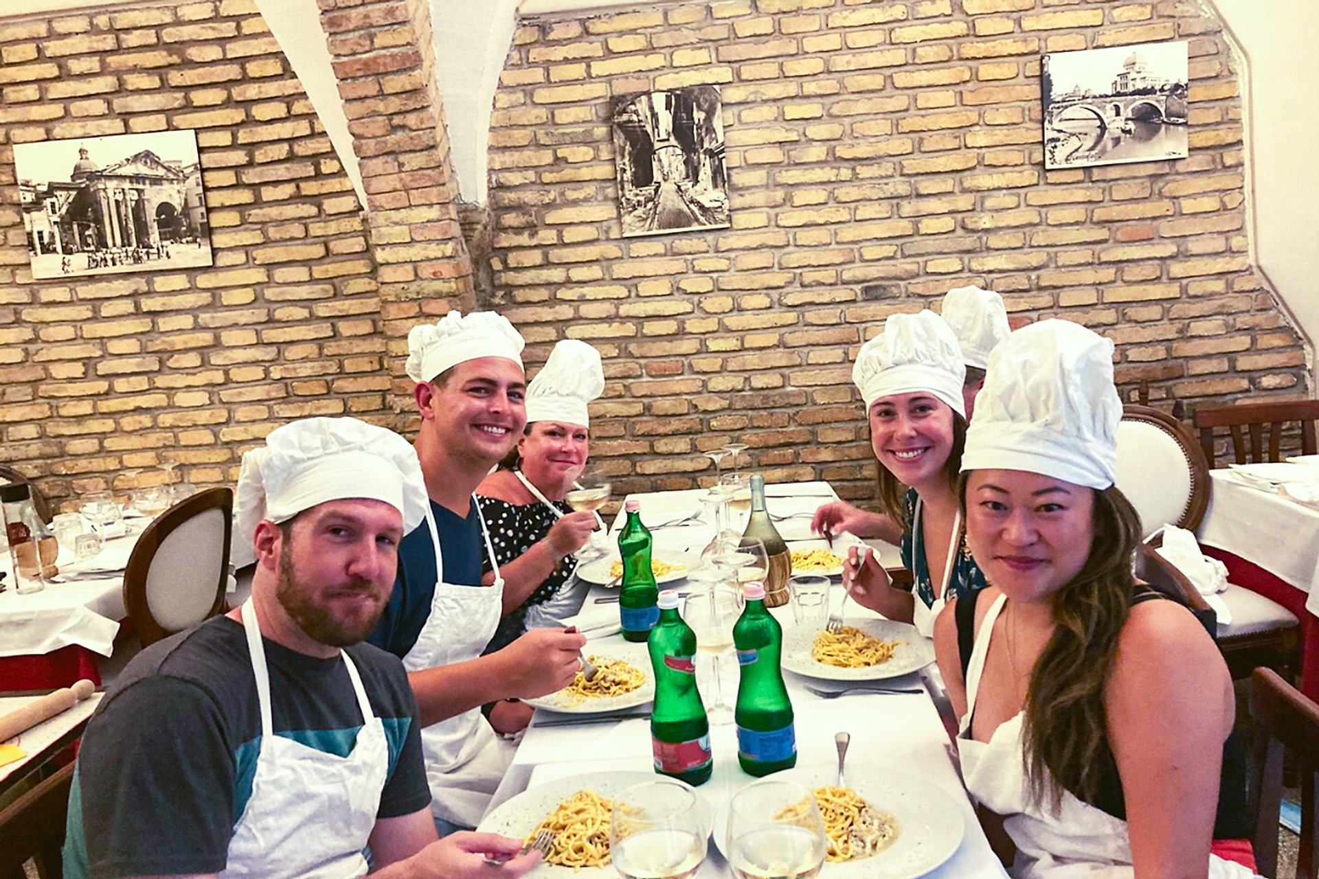 Clase de cocina al atardecer en gueto judío - Imagen 1
