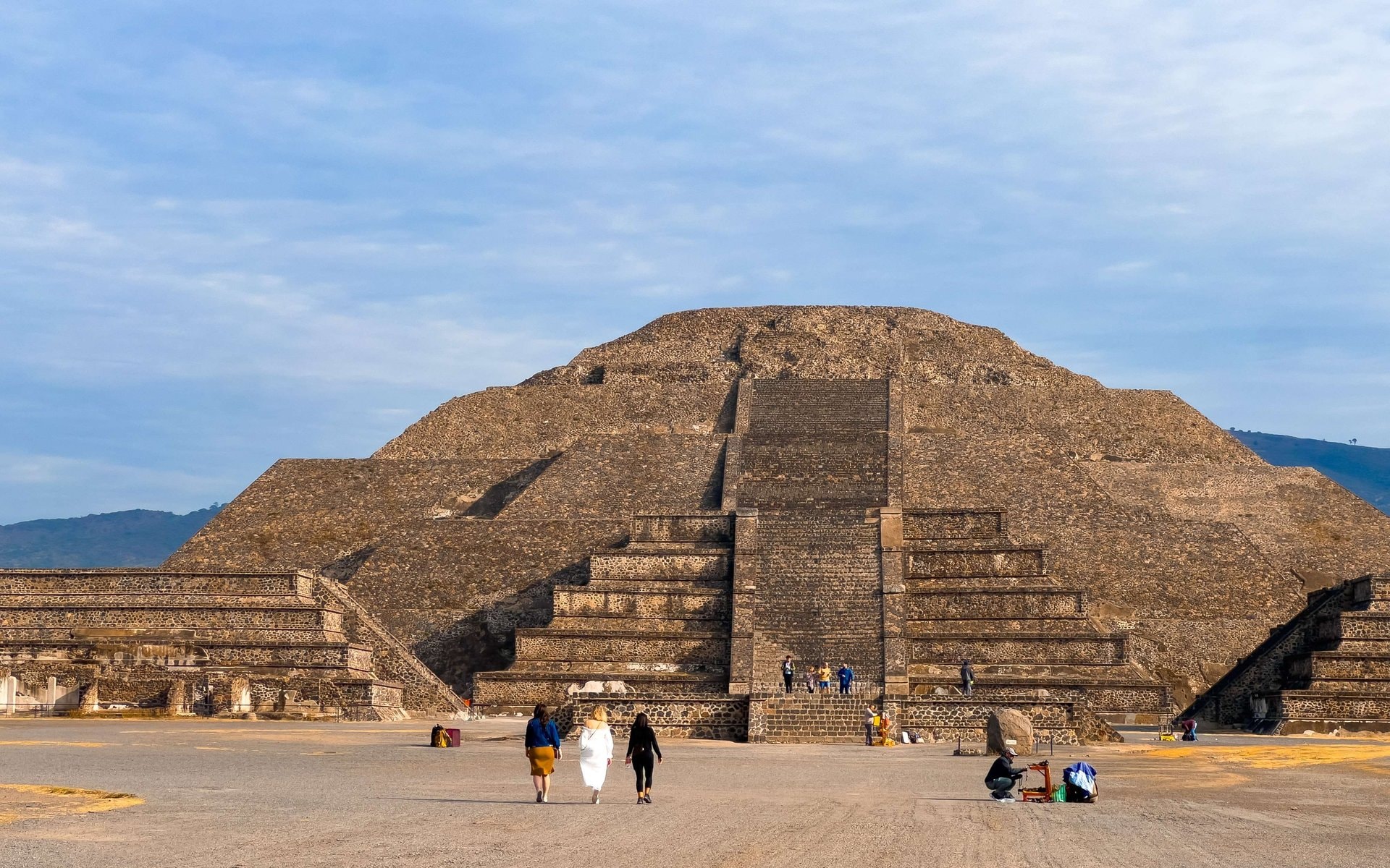 Teotihuacán a pie con guía local - Imagen 1