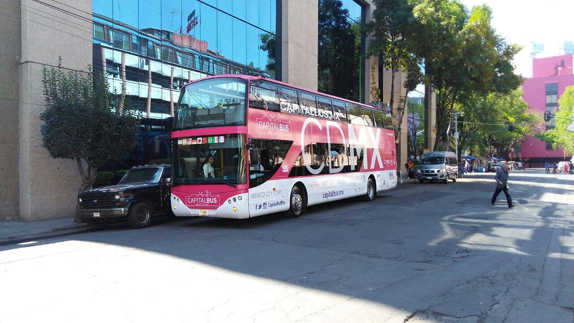 Bus Hop-on Hop-off por la capital - Imagen 1