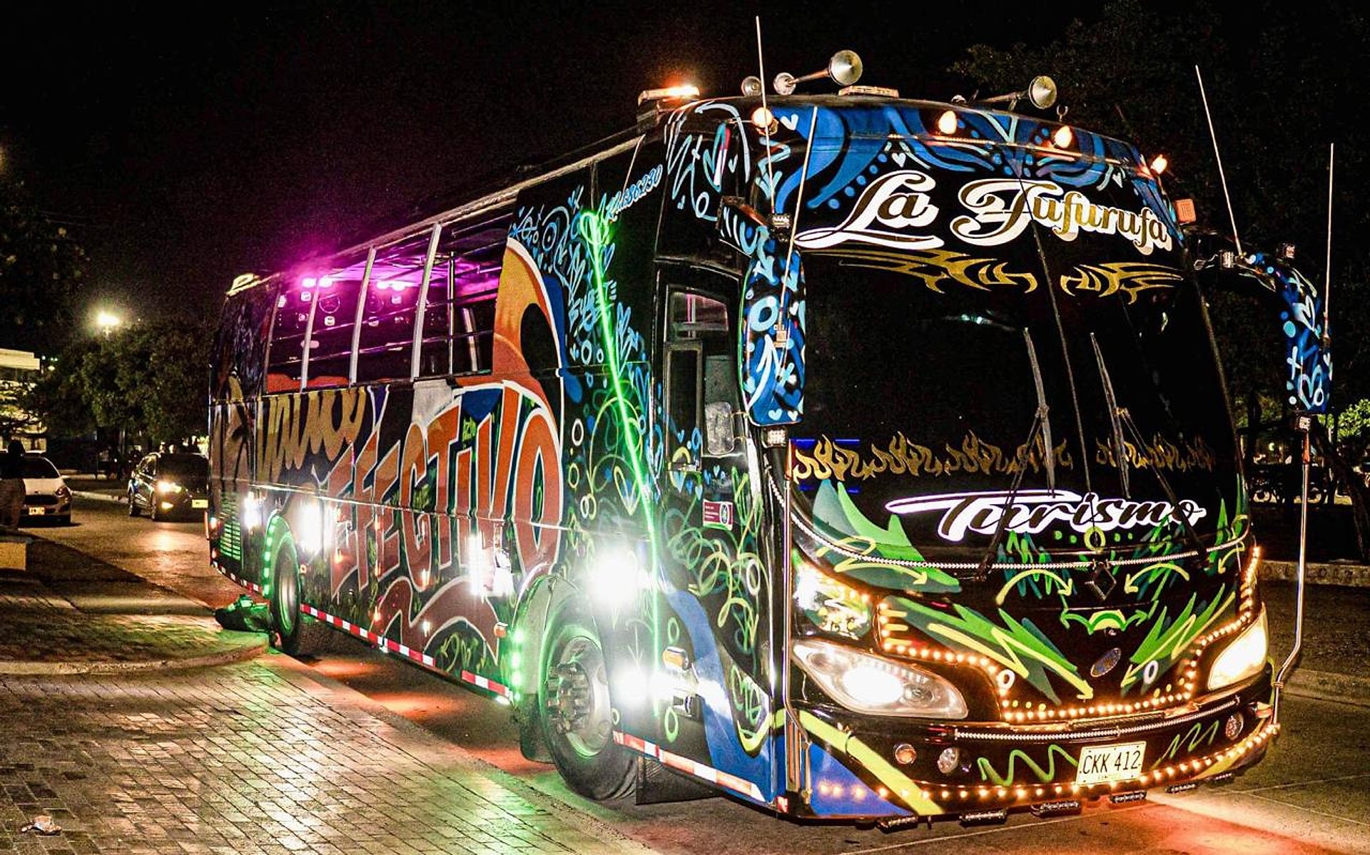 Party bus premium con entrada a discoteca - Imagen 1