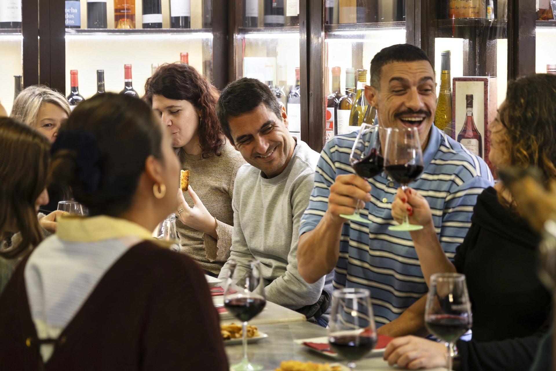 Tapas y vino en el centro histórico - Imagen 1
