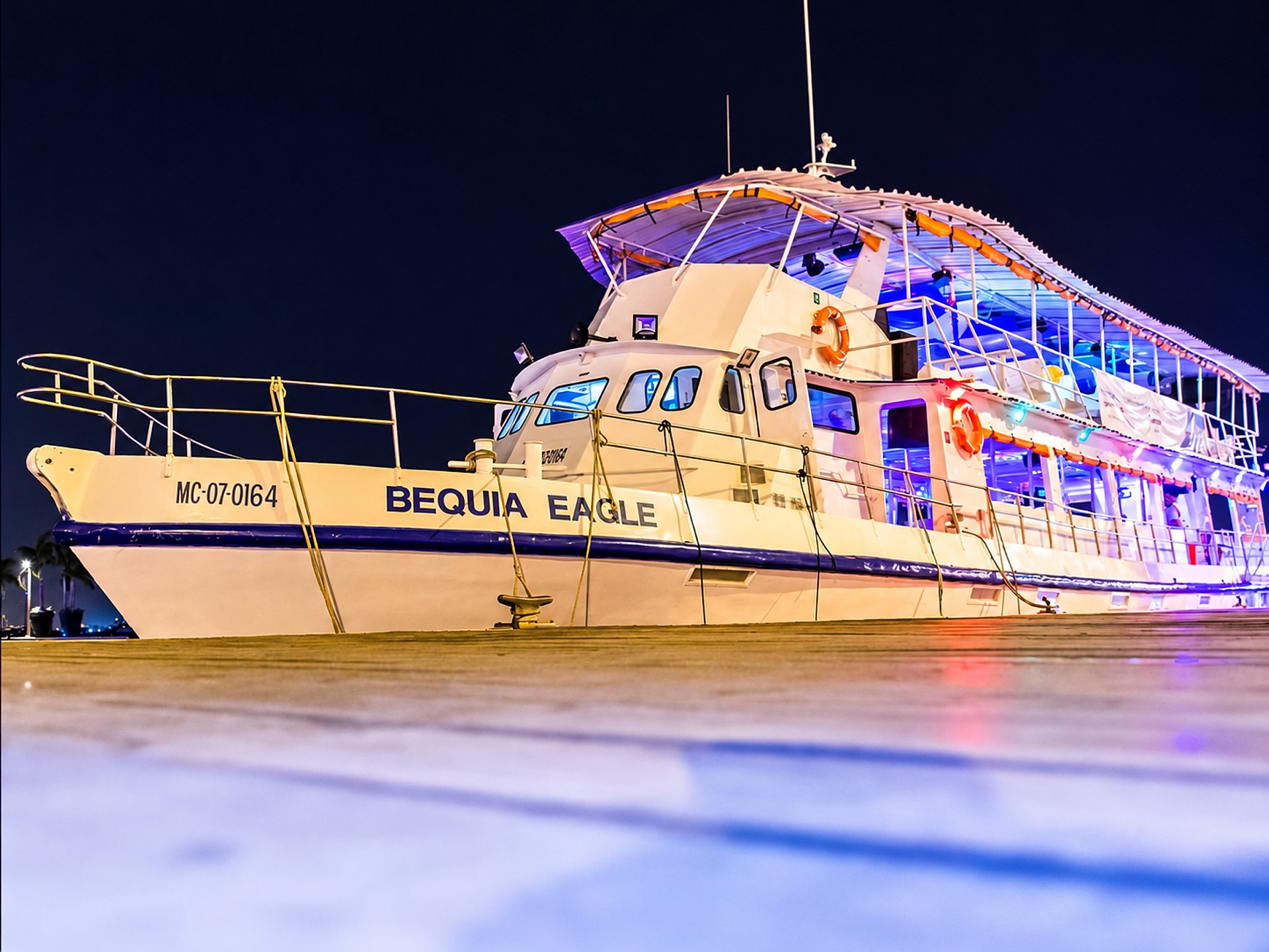 Noche blanca en Barco Bequia - Imagen 1