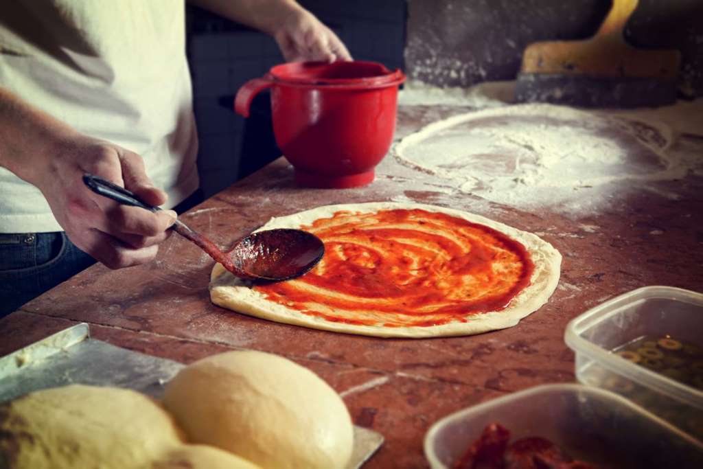 Pizza italiana hecha con sus manos - Imagen 1