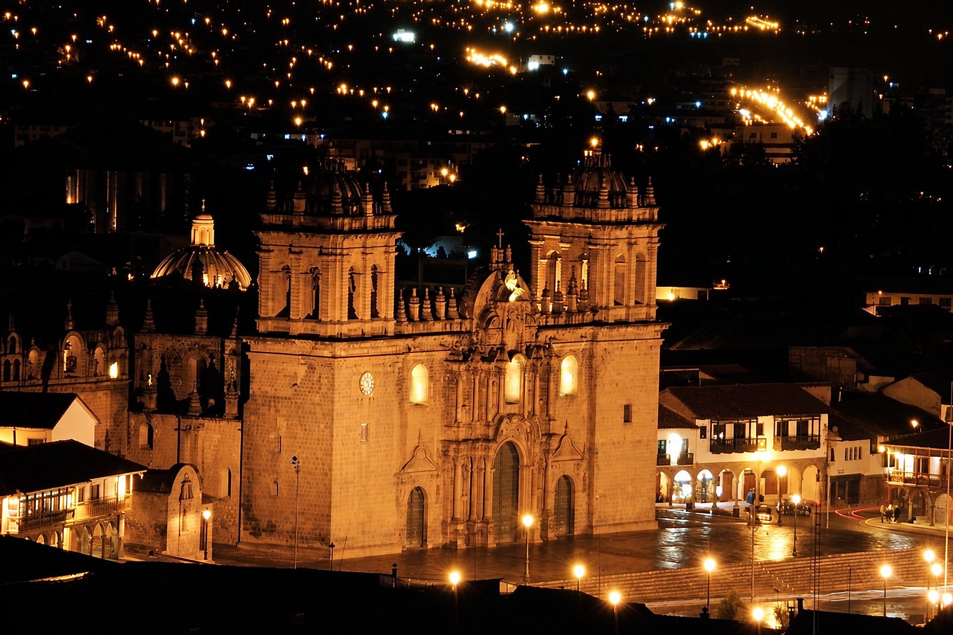 Tour nocturno vibrante de Cusco