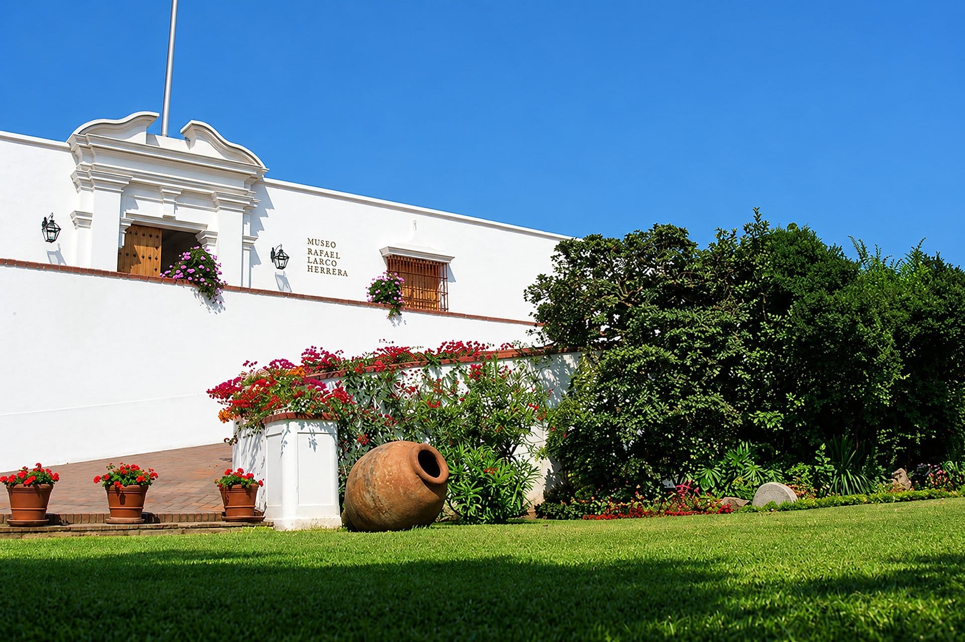 Noche: Museo Larco, pisco y Circuito Mágico