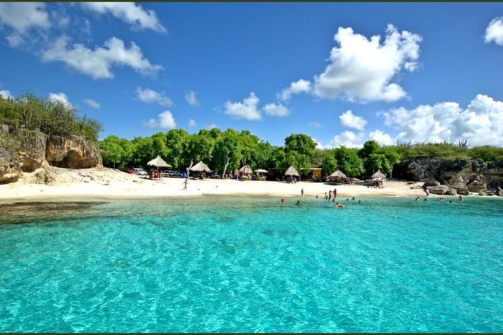 Playa de Curazao y cuevas de Hato