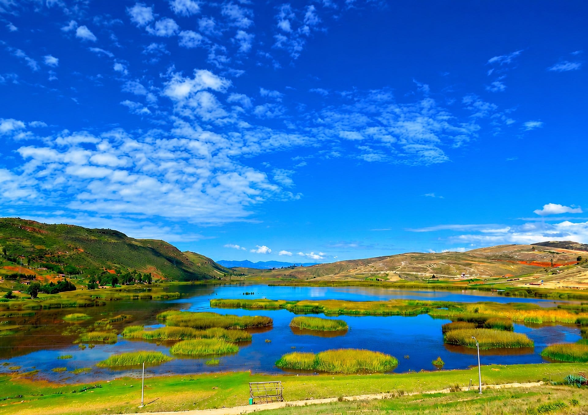 Namora y Laguna San Nicolás: bote de totora